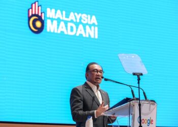 ANWAR Ibrahim dalam ucapan majlis 'Mantap Malaysia Bersama AI, A Google For Malaysia Event' di sini hari ini. - UTUSAN/M. FIRDAUS M. JOHARI