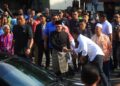 ANWAR Ibrahim (kiri) bersalam dengan orang ramai semasa menghadiri Majlis Ramah Mesra Bersama Peniaga Pasar Besar Siti Khadijah, Kota Bharu, Kelantan hari ini. - UTUSAN/KAMARUL BISMI KAMARUZAMAN