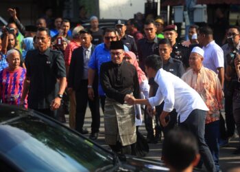 ANWAR Ibrahim (kiri) bersalam dengan orang ramai semasa menghadiri Majlis Ramah Mesra Bersama Peniaga Pasar Besar Siti Khadijah, Kota Bharu, Kelantan hari ini. - UTUSAN/KAMARUL BISMI KAMARUZAMAN