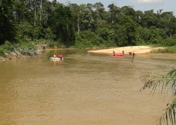 MANGSA lemas ditemukan kira-kira lima meter dari lokasi dilaporkan hilang, ketika keluar menjaring ikan di sungai dekat Ladang LKPP, Sungai Lepar di Pekan, Pahang. - FOTO/DIANA SURYA ABD WAHAB