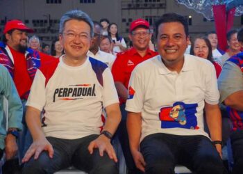 LIEW CHIN TONG (kiri)  bersama-sama Syed Hussein Syed Abdullah ketika membantu calon BN itu berkempen dalam PRK DUN Mahkota, baru-baru ini.