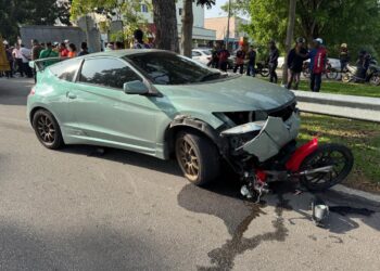 KERETA Honda CRZ tidak sempat mengelak lalu menyeret mangsa ke arah kiri jalan dalam kejadian di Jalan Datuk Mohd. Zin, Batu Berendam, Melaka.