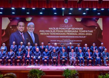 AHMAD Samsuri Mokhtar (duduk, tengah) bergambar selepas Majlis Penutup Seminar Ahli Majlis Pihak Berkuasa Tempatan Negeri Terengganu Penggal 2024-2026 di Kuala Terengganu, hari ini. - UTUSAN/PUQTRA HAIRRY ROSLI