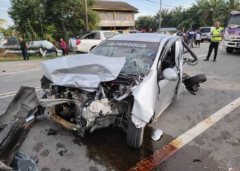 KEADAAN Perodua Axia yang  remuk terlibat dalam kemalangan di Kilometer 54.1, Jalan Johor Bahru-Batu Pahat di persimpangan masuk ke Kampung Seri Bunian, Pontian.