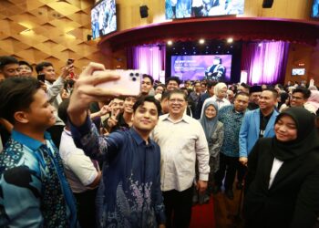 JOHARI Abdul mengambil peluang bermesra dengan mahasiswa UiTM pada Program Townhall Ikon Nasional bersama Yang Dipertua Dewan Rakyat sempena MDS di UiTM Shah Alam, Selangor, hari ini. - UTUSAN / AFIQ RAZALI