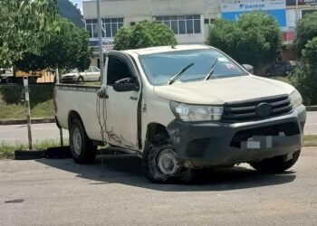 KEADAAN trak pikap dipandu warganegara Bangladesh yang maut kemalangan dk Kilometer 94, Jalan Gua Musang-Lojing, Gua Musang, Kelantan semalam.-UTUSAN/AIMUNI TUAN LAH