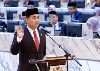 SYED HUSSIEN Syed Abdullah mengangkat sumpah sebagai ADUN Mahkota pada Sidang DUN Johor di Kota Iskandar.