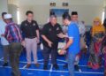 RAIS Yasin menyampaikan bantuan kepada seorang penerima pada Majlis Penyampaian Bantuan One-Off IPT Peringkat Parlimen Tangga Batu di Taman Paya Rumput Perdana, Melaka. - UTUSAN/AMRAN MULUP