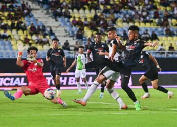 PEMAIN Terengganu FC, Nelson Bonilla (dua, kanan) diasak pemain PDRM FC pada aksi Liga Super di Stadium Sultan Mizan Zainal Abidin, Kuala Nerus, malam ini. - UTUSAN/PUQTRA HAIRRY ROSLI