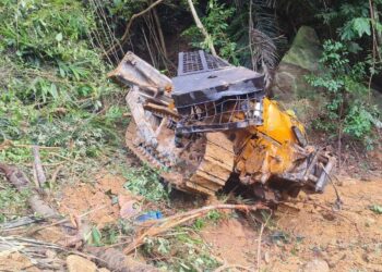 KEADAAN jentolak yang dikendalikan Matius Kapong Richard@Richi yang terbalik di kawasan hutan di Seri Bandi, Kemaman, semalam. - UTUSAN/NIK NUR IZZATUL HAZWANI NIK ADNAN