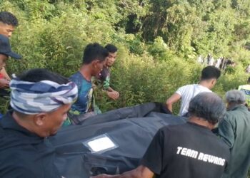 ANGGOTA polis dan penduduk mengusung mayat Musa Ahmad yang ditemukan mati dipercayai dipijak gajah di Kampung Basung, Hulu Terenggani, hari ini. - UTUSAN/NOOR HAYATI MAMAT