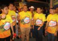 ABDUL RAHMAN Mohamad (tiga dari kanan) menyertai program Fun Walk sempena Program Bandar Bersih Karnival Pahang Bersih Makmur 2024 di Bandar Lama Kuala Lipis di Lipis, Pahang. - FOTO/SALEHUDIN MAT RASAD