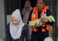 SEORANG ibu dan bayinya di Kampung Parit Jepun, Simpang Renggam dipindahkan selepas kediaman mereka dilanda banjir.