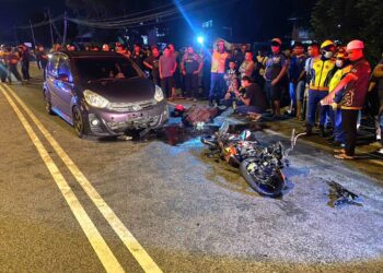 KEADAAN mayat dan motosikal Muhammad Aidi Kassim yang maut dalam kemalangan di Kilometer 5, Jalan Dungun-Bukit Besi berhampiran Kampung Che Lijah, Dungun, malam tadi. - UTUSAN/NIK NUR IZZATUL HAZWANI NIK ADNAN