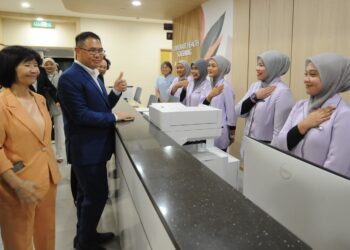 LING TIAN SOON berbual dengan beberapa petugas Regency Medical Care Centre di pusat beli-belah Mid Valley Southkey, Johor Bahru.