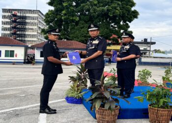 YAHAYA Othman (dua dari kiri) menyampaikan sijil penghargaan kepada anggota pada Perhimpunan Bulanan Bulan Oktober IPK Pahang di Kuantan, Pahang.