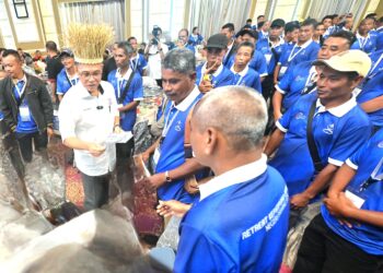 WAN ROSDY Wan Ismail (baju putih) menyampaikan sumbangan elaun kepada pemimpin masyarakat Orang Asli dalam Program 'Retreat' Kepimpinan Masyarakat Orang Asli sempena Hari Orang Asli Sedunia peringkat Negeri Pahang di Hotel Grand Darul Makmur di Kuantan, Pahang. - FOTO/SHEIKH AHMAD RAZIF