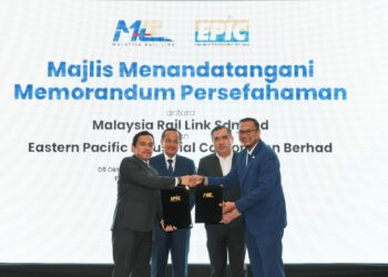 ANTHONY Loke (dua, kanan) dan Ahmad Samsuri Mokhtar (dua, kiri) menyaksikan pertukaran dokumen antara Darwis Abdul Razak (kiri) serta Muhtar Suhaili (kanan) pada majlis tandatangan dan pertukaran MoU antara EPIC dan MRL di Kuala Terengganu, hari ini. - UTUSAN/PUQTRA HAIRRY ROSLI