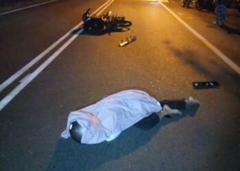 KEADAAN mayat salah seorang daripada tiga pelajar UiTM Kampus Dungun yang maut dirempuh sebuah Honda CRV dalam kemalangan di hadapan kampus itu di Kampung Sura Hujung, Dungun Khamis lalu. - UTUSAN/NIK NUR IZZATUL HAZWANI NIK ADNAN