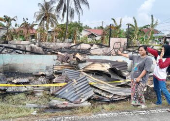 NURUL SYAHIRA Nasrudin dan Nurul Natasha Abdullah menunjukkan rumah sewa mereka musnah terbakar  di Lorong Haji Yunos, Kampung Dalam, Pontian.