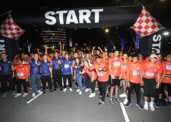 ONN HAFIZ Ghazi (tengah) bergambar dengan para peserta Larian Persatuan Hotel Malaysia (MAH) Johor Chapter 2024 di Gateway Garden, Bandar Medini, Iskandar Puteri.