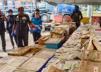 M. KUMAR menunjukkan dadah dan peralatan berkaitan yang dihantar ke Negeri Sembilan untuk dilupuskan di IPK Johor, Johor Bahru.