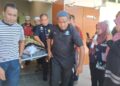 JENAZAH salah seorang daripada tiga pelajar UiTM Kampus Dungun yang maut dirempuh SUV diusung keluar oleh ahli keluarga di Unit Forensik Hospital Dungun, Dungun, hari ini. - UTUSAN/NIK NUR IZZATUL HAZWANI NIK ADNAN