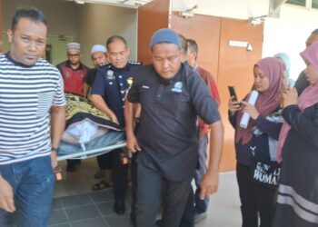 JENAZAH salah seorang daripada tiga pelajar UiTM Kampus Dungun yang maut dirempuh SUV diusung keluar oleh ahli keluarga di Unit Forensik Hospital Dungun, Dungun, hari ini. - UTUSAN/NIK NUR IZZATUL HAZWANI NIK ADNAN