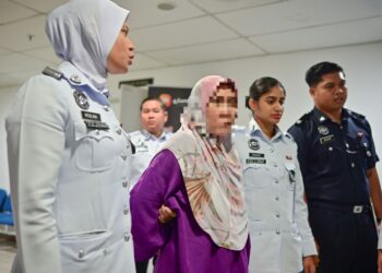 ANGGOTA polis mengiringi wanita (dua, kiri) yang dipercayai merempuh dua buah motosikal sehingga menyebabkan kematian tiga pelajar UiTM di Mahkamah Majistret Kuala Terengganu, hari ini. - UTUSAN/PUQTRA HAIRRY ROSLI