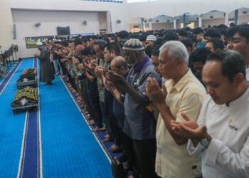 SEBAHAGIAN daripada jemaah terdiri daripada ahli keluarga dan warga UiTM menunaikan sembahyang jenazah tiga pelajar UiTM yang maut di Masjid UiTM Kampus Dungun, Dungun, hari ini. - UTUSAN/PUQTRA HAIRRY ROSLI