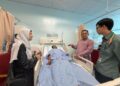 MOHD. Sazili Shahibi (dua, kanan) melawat Muhammad Ammar Danish Mohammad Ridhuan di Hospital Dungun, Dungun, hari ini. - UTUSAN/NIK NUR IZZATUL HAZWANI NIK ADNAN