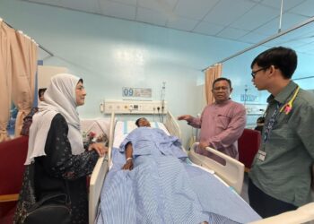 MOHD. Sazili Shahibi (dua, kanan) melawat Muhammad Ammar Danish Mohammad Ridhuan di Hospital Dungun, Dungun, hari ini. - UTUSAN/NIK NUR IZZATUL HAZWANI NIK ADNAN