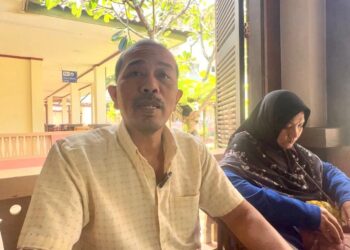 MOHAMMAD Ridhuan Mohd. Shariff dan Siti Asiah Abdullah Sani bersyukur anaknya, Muhammad Ammar Danish terselamat dalam kemalangan meragut tiga nyawa tiga pelajar UiTM Kampus Dungun, Rabu lalu. - UTUSAN/TENGKU DANISH BAHRI TENGKU YUSOFF