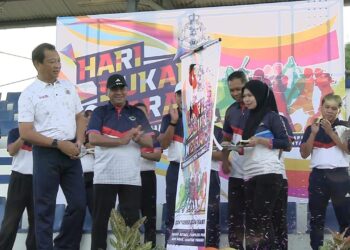 YAHAYA Othman (kiri, depan) merasmikan Hari Sukan Negara 2024 Peringkat Ibu Pejabat Polis Kontinjen Pahang di Kuantan, Pahang. - FOTO/DIANA SURYA ABD WAHAB