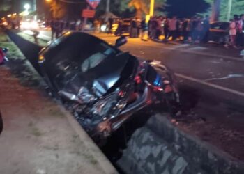 KEADAAN SUV jenis CRV dipandu seorang wanita yang merempuh dua buah motosikal sehingga mengakibatkan tiga pelajar UiTM  maut di Dungun, Rabu lalu.