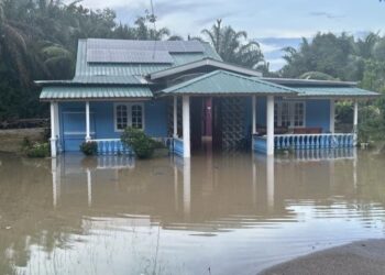 SEBUAH rumah di Layang-layang, Kulai ditenggelami banjir.