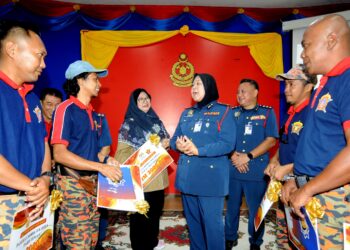 SITI ROHANI Nadir beramah mesra dengan sebahagian penerima geran Bomba Sukarela di Dewan Bakawali, Ibu pejabat JBPM Johor,  Johor Bahru.