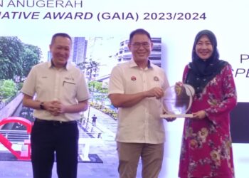 LING TIAN SOON (tengah) menyampaikan Anugerah Gaia disaksikan oleh Badrul Hisham Kassim di Sutera Mall, Johor Bahru.