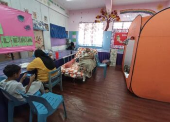 SEBUAH keluarga mangsa banjir yang ditempatkan di Pusat Pemindahan Sementara di Sekolah Kebangsaan (SK) Lanchang di Temerloh, Pahang. - FOTO/JPBD TEMERLOH