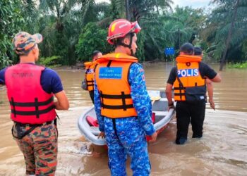 PELBAGAI agensi digerakkan bagi membantu proses pemindahan mangsa banjir di sekitar Jasin, Melaka.