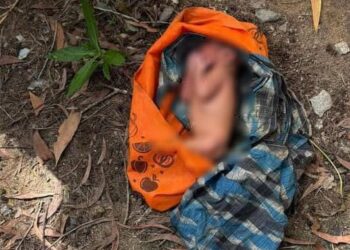 SEORANG bayi lelaki yang diletakkan dalam sebuah beg ditemukan di sebuah parit  dekat Pantai Paka, Dungun, petang tadi. - UTUSAN/NIK NUR IZZATUL HAZWANI NIK ADNAN