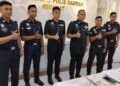 AHMAD ZAMRY Marinsah dan Ng Swie Chait bergambar bersama-sama Syed Azham Syed Kamarudzaman (kanan), Roshazizat Idris, Mohd. Safiq Rojani dan Rowen De Cobain Fandy (kiri)  di IPD Segamat.