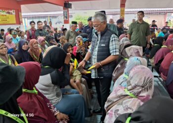 AL-SULTAN Abdullah Ri'ayatuddin Al-Mustafa Billah Shah menyantuni dan menyampaikan sumbangan kepada mangsa banjir di Pusat Penempatan Banjir (PPS) Sekolah Menengah Kebangsaan (SMK) Seri Semantan, Mentakab di Temerloh, Pahang. - FOTO/SALEHUDIN MAT RASAD