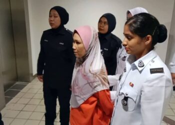 NORIZAN Ismail (dua, kanan) yang dituduh
melakukan perbuatan cubaan membunuh sehingga menyebabkan kecederaan ke atas seorang pelajar UiTM dibawa ke Mahkamah Sesyen Kuala Terengganu, hari ini. - UTUSAN/TENGKU DANISH BAHRI TENGKU YUSOFF