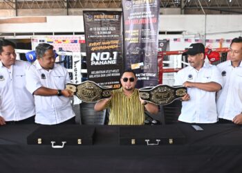 AHMAD Azdwan Abdullah (tengah) memegang tali pinggang kejuaraan PMDK Fight 3.0 dalam sidang akhbar di PMDK Arena, Jalan Wong Ah Jang di Kuantan, Pahang. - FOTO/SHAIKH AHMAD RAZIF