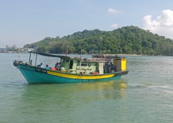 BOT yang dinaiki tiga nelayan yang dikhuatiri hilang selepas tidak pulang daripada menangkap ikan di perairan Kemaman dekat Kemaman, sejak empat hari lalu.