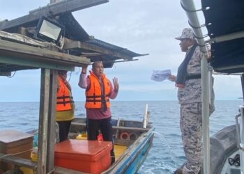 ANGGOTA APMM mengadakan rondaan bagi mengesan tiga anak beranal yang dikhuatiri hilang di perairan Kerteh, Kemaman, hari ini. - UTUSAN/NIK NUR IZZATUL HAZWANI NIK ADNAN