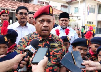 MOHD. PISAR Aziz ditemui pada Majlis Perasmian Pasukan Bomba Junior SK Tun Syed Ahmad Shahabudin di Ayer Keroh, Melaka. - UTUSAN/MUHAMMAD SHAHIZAM TAZALI