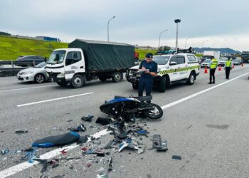 KEADAAN motosikal yang ditunggang mangsa yang terbabit kemalangan dengan sebuah kereta di Kilometer 285 Lebuhraya Utara-Selatan (Plus) arah ke utara di Nilai, Seremban petang tadi.