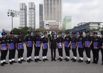 M. KUMAR (tengah) bergambar bersama-sama pegawai dan anggota polis yang menerima sijil pada Majlis Perhimpunan Bulanan di  Dataran Kawat IPK Johor, Johor Bahru.